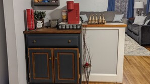 A cozy living room with a coffee station, a framed picture on the wall, and a ceiling fan. - Mountain Views, River fun, Hiking, Biking, Breweries, Golf, and Wineries galore (Jonesville)