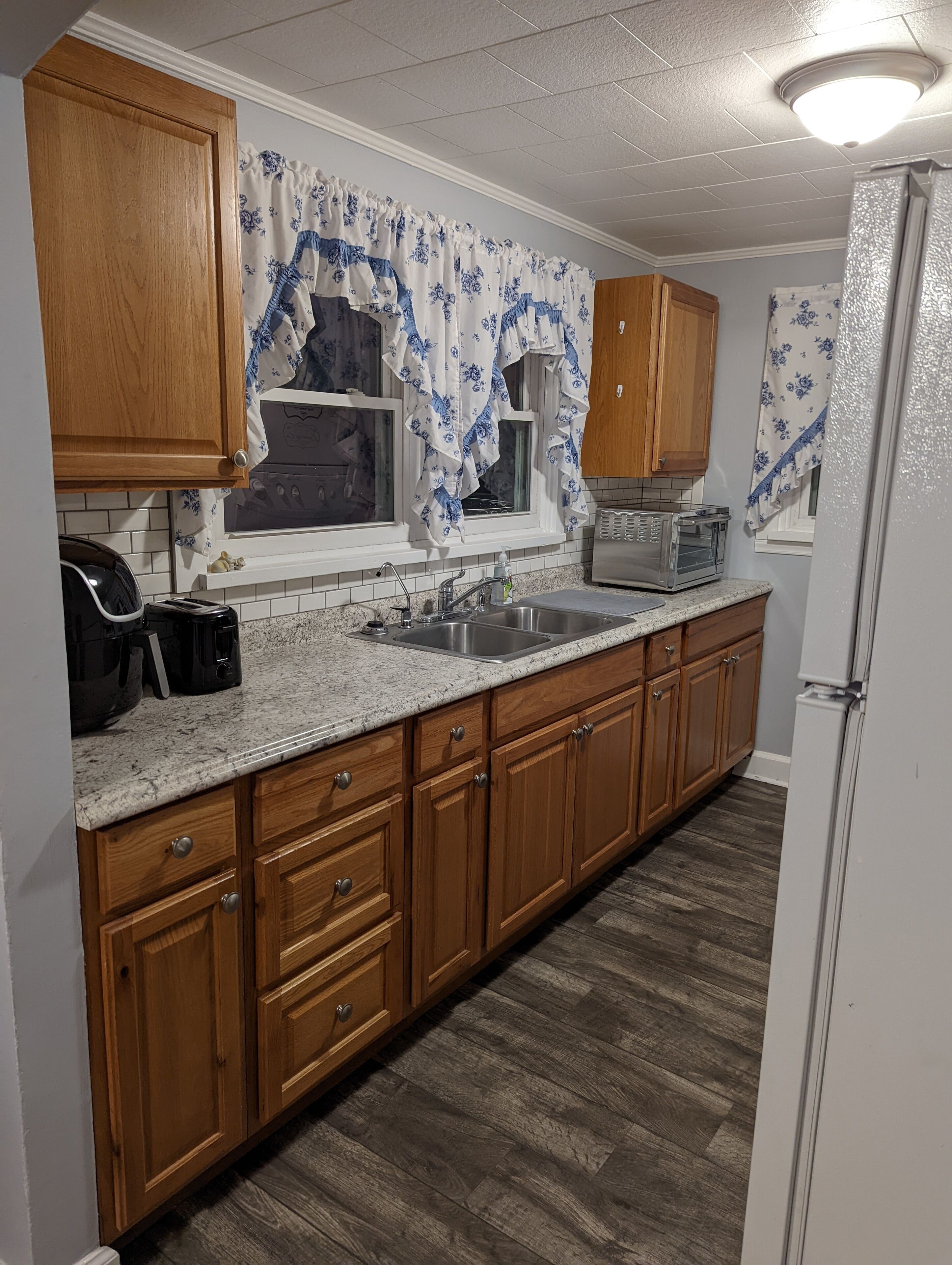 Fridge, oven, stovetop, coffee/tea maker