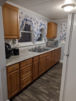 Fridge, oven, stovetop, coffee/tea maker - Mountain Views, River fun, Hiking, Biking, Breweries, Golf, and Wineries galore (Jonesville)