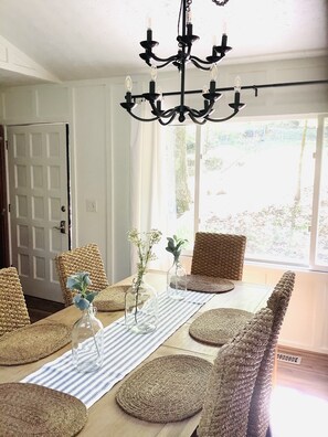 Dining - Lanier Cove House - Waterfront Lakehouse with Dock on private cove! (Gainesville)