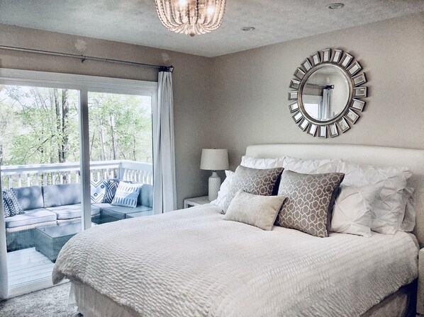 4 bedrooms, iron/ironing board, travel crib, free WiFi - Lanier Cove House - Waterfront Lakehouse with Dock on private cove! (Gainesville)