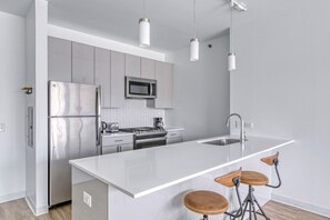 Réfrigérateur, micro-ondes, four, plaque de cuisson