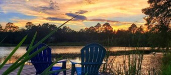 Fins to the Right on Blackwater River - 35 mins to the Beach