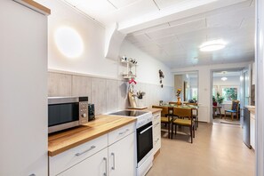 Refrigerador, microondas, horno, placa de cocina