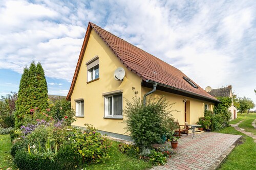 Ferienwohnung 'Im Blumengarten' mit WLAN, Terrasse & Garten