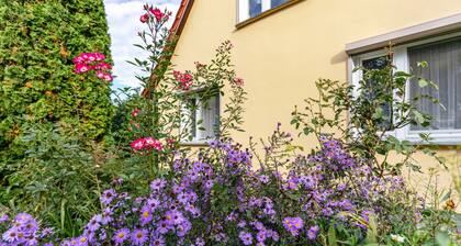 Ferienwohnung 'Im Blumengarten' mit WLAN, Terrasse & Garten