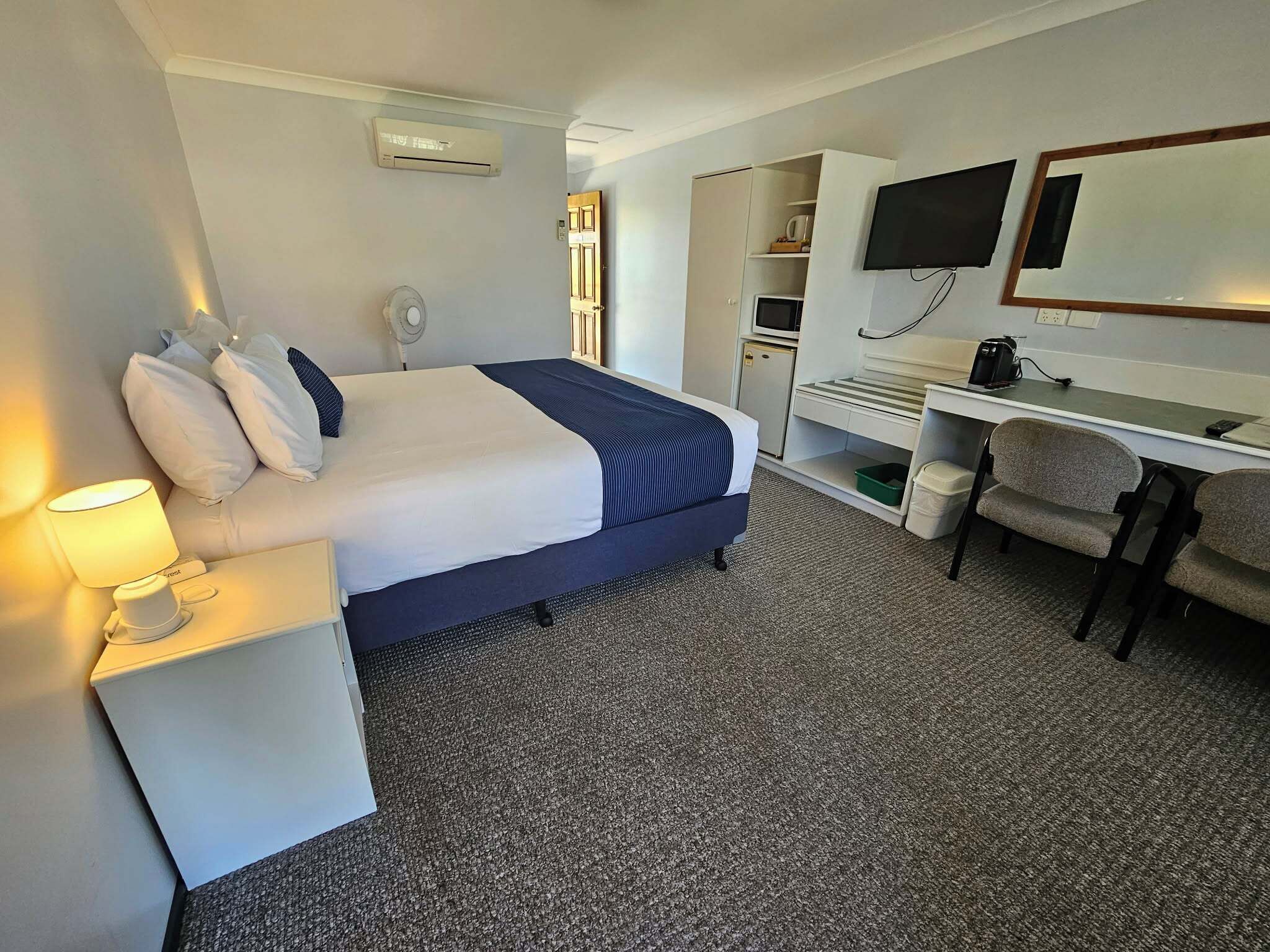 Cortinas blackout, tabla de planchar con plancha y wifi gratis 