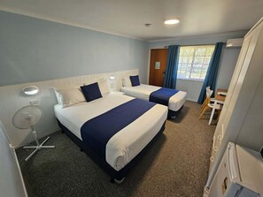 Phòng 2 giường đơn phong cách cổ điển | Màn/rèm cản sáng, bàn ủi/dụng cụ ủi quần áo 