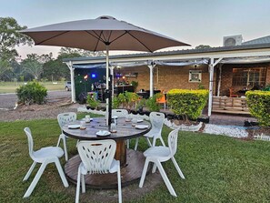 Khu ẩm thực ngoài trời