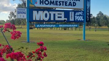 Koorawatha Homestead Motel offers licensed dining and a BBQ pool.