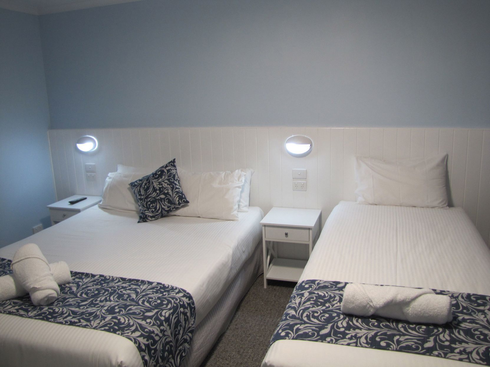 Cortinas blackout, tabla de planchar con plancha y wifi gratis 