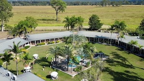 Un resort con piscina, mobiliario exterior y vistas del paisaje circundante.