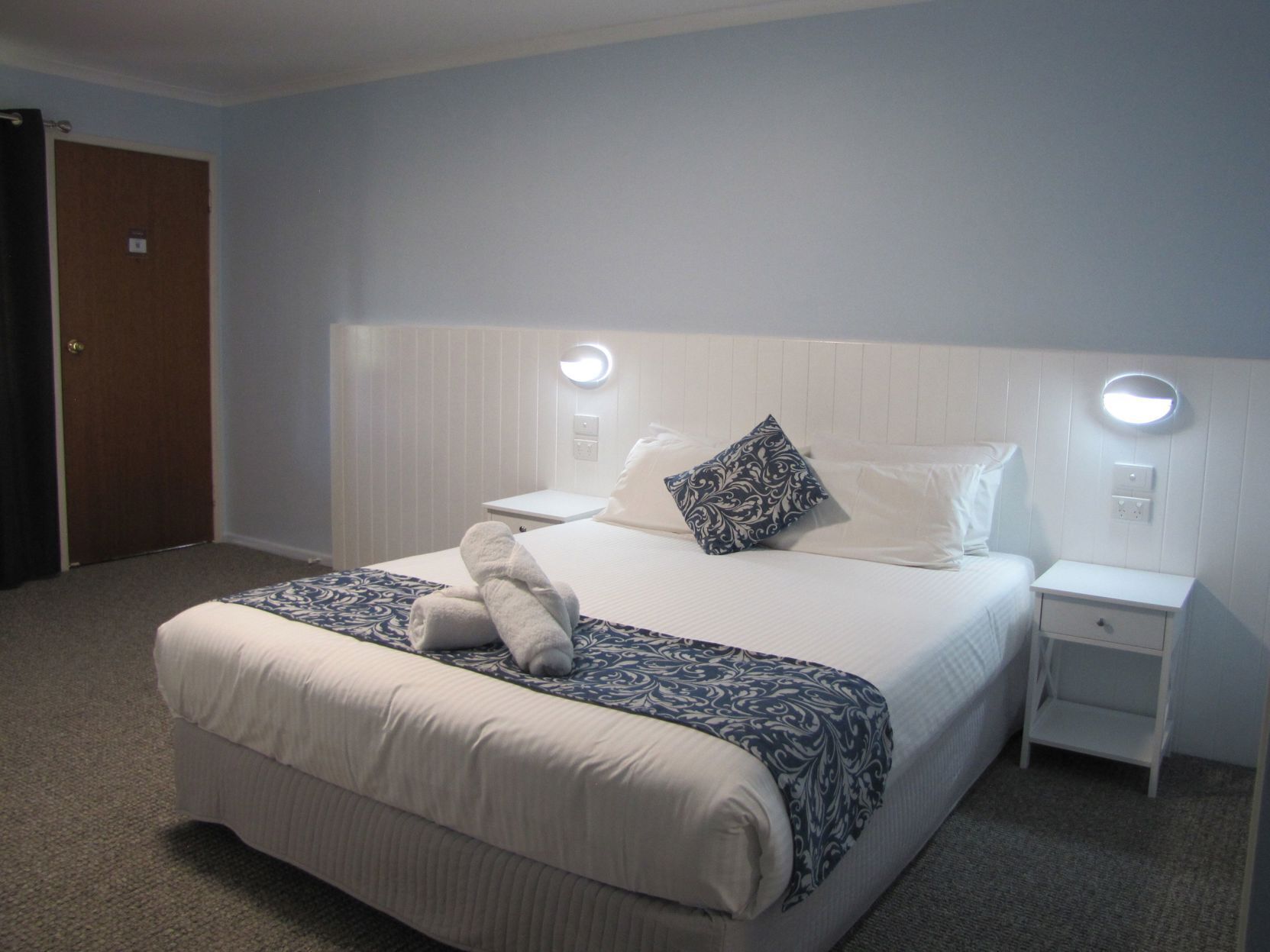 Cortinas blackout, tabla de planchar con plancha y wifi gratis 