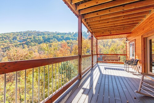 Luxury 5/5.5 Cabin! Great Mountain View, Indoor Pool, Air Hockey, Fireplace.
