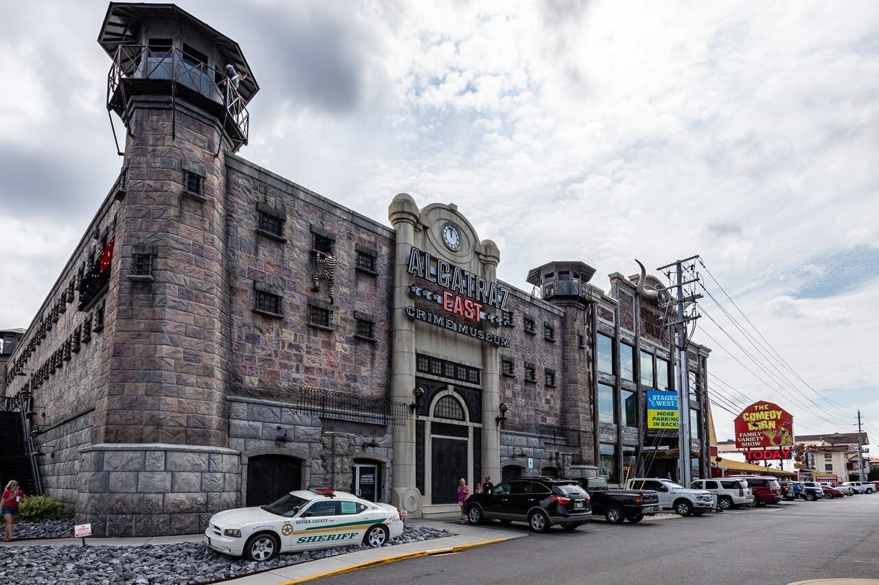 Un bâtiment historique doté d’une tour horlogée, qui abrite Alcatraz East, un musée et un club de comédie.