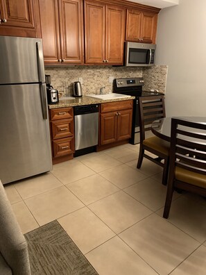 Kjøleskap, mikrobølgeovn, ovn og kokeplater