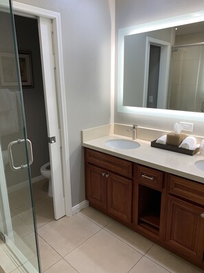 Kombinert dusj/badekar, hårføner, håndklær og såpe