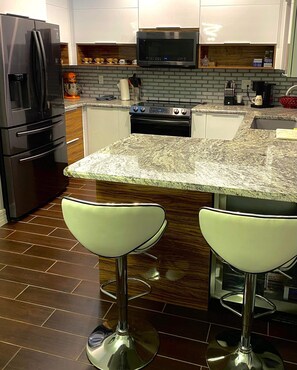 Frigorifero, microonde, forno, piano cottura