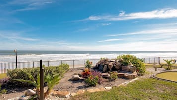 Na praia, espreguiçadeiras, toalhas de praia