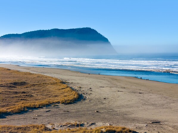 Beach nearby, sun-loungers, beach towels