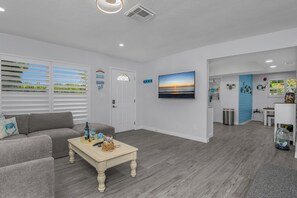 Smart TV, fireplace - Beautiful Naples Home, walk to the Beach!! (Naples)