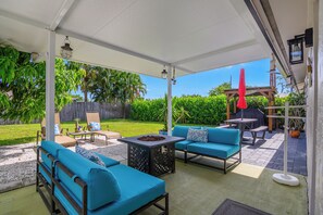 Outdoor dining - Beautiful Naples Home, walk to the Beach!! (Naples)