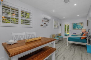 Dining - Beautiful Naples Home, walk to the Beach!! (Naples)
