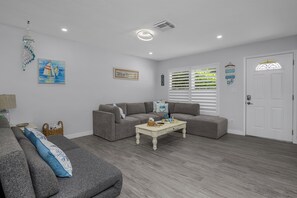 Smart TV, fireplace - Beautiful Naples Home, walk to the Beach!! (Naples)