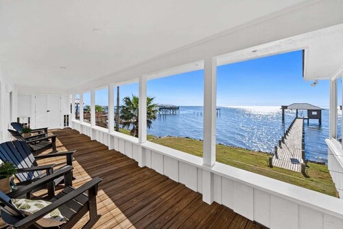 Stunning Mobile Bay views, a private pier, and coastal charm. Sleeps 8!
