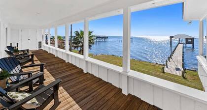 Stunning Mobile Bay views, a private pier, and coastal charm. Sleeps 8!