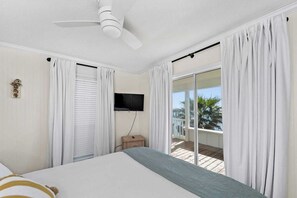 3 habitaciones, escritorio y tabla de planchar con plancha 