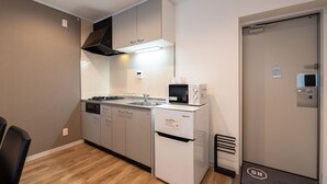 A compact kitchen with a microwave, sink, and dishwasher. - HOTEL R9 The Yard Hitachinaka (Hitachinaka)