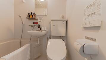 Combined shower/bathtub, free toiletries, hair dryer, slippers