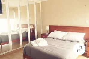 2 Schlafzimmer, Schreibtisch, Bügeleisen/Bügelbrett, kostenloses WLAN