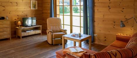 TV, DVD player, mesa de pingue-pongue