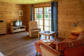 Fernseher, DVD-Player, Tischtennisplatte