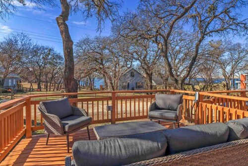 Peaceful Lake Cabin in City Getaway Hot Tub, Beach, & Spacious Deck