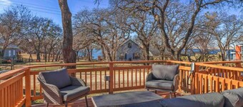 Peaceful Lake Cabin in City Getaway Hot Tub, Beach, & Spacious Deck