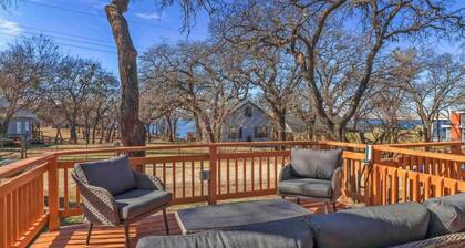 Peaceful Lake Cabin in City Getaway Hot Tub, Beach, & Spacious Deck