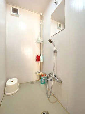 Villa | Bathroom | Shower, towels, soap, shampoo - Fukouji (Numata)