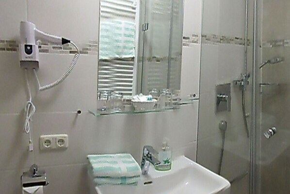 Shower, hair dryer, towels