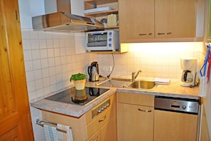 Kühlschrank, Mikrowelle, Herdplatte, Geschirrspüler