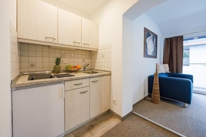 Kühlschrank, Herdplatte, Wasserkocher mit Kaffee-/Teezubehör, Toaster