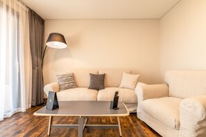Habitación Deluxe doble, 1 cama de matrimonio | Zona de estar | Televisión de pantalla plana de 50 pulgadas con canales por cable