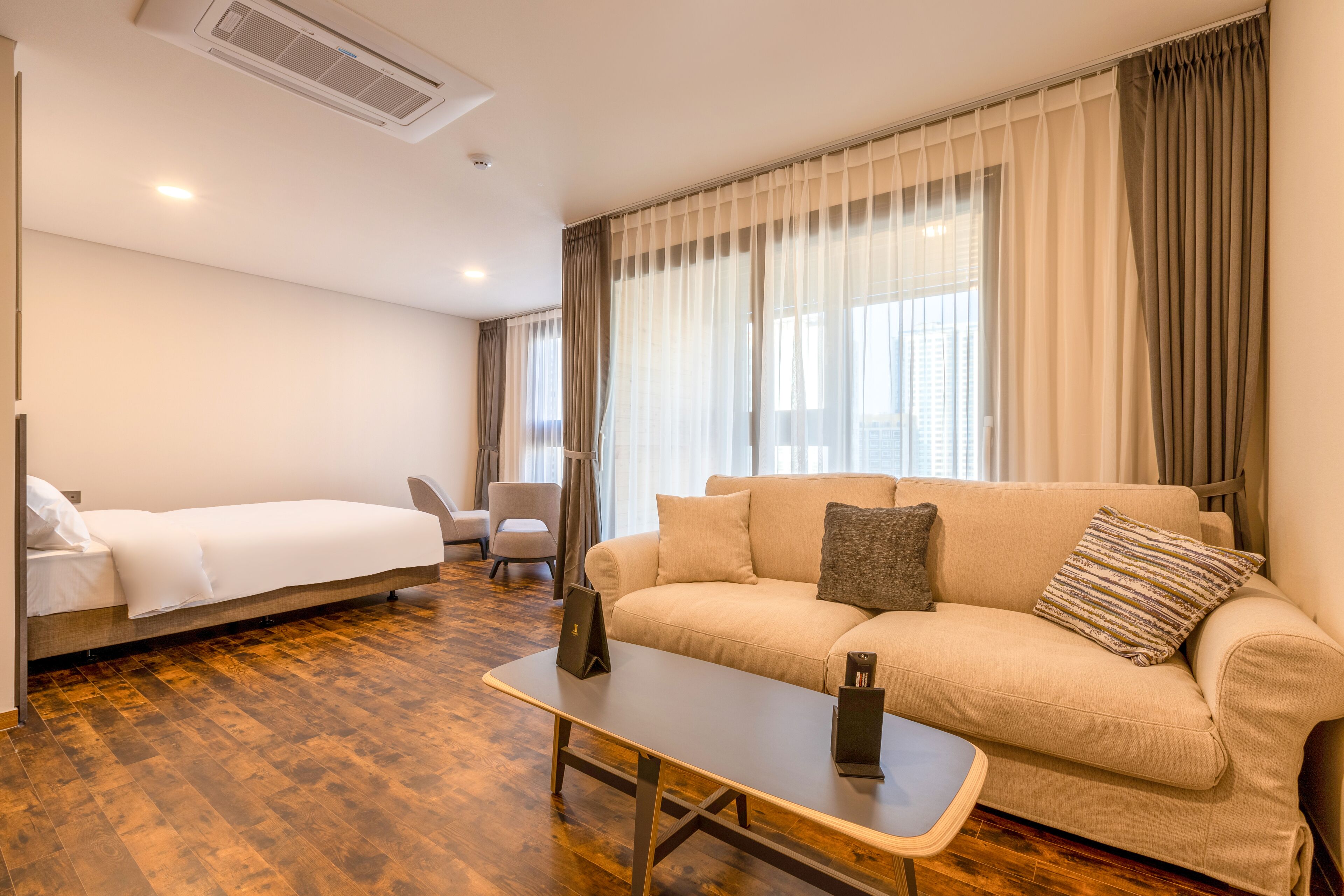 Ropa de cama de alta calidad, cubrecamas y cortinas blackout 