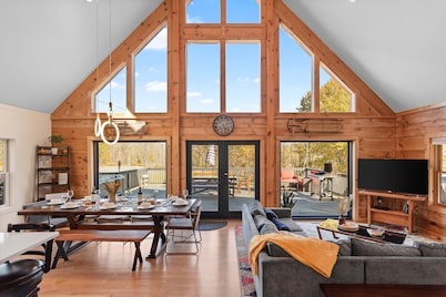 Catskills Getaway Home W/ Hot tub, Game room, fire pit and basketball court