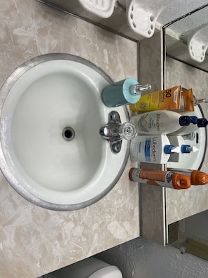 Combined shower/tub