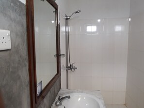 Shower - Villa close to beach (Hikkaduwa)