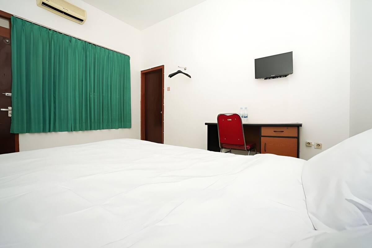 Deluxe Double Room with Water Heater | Desk, WiFi (free), bed sheets
