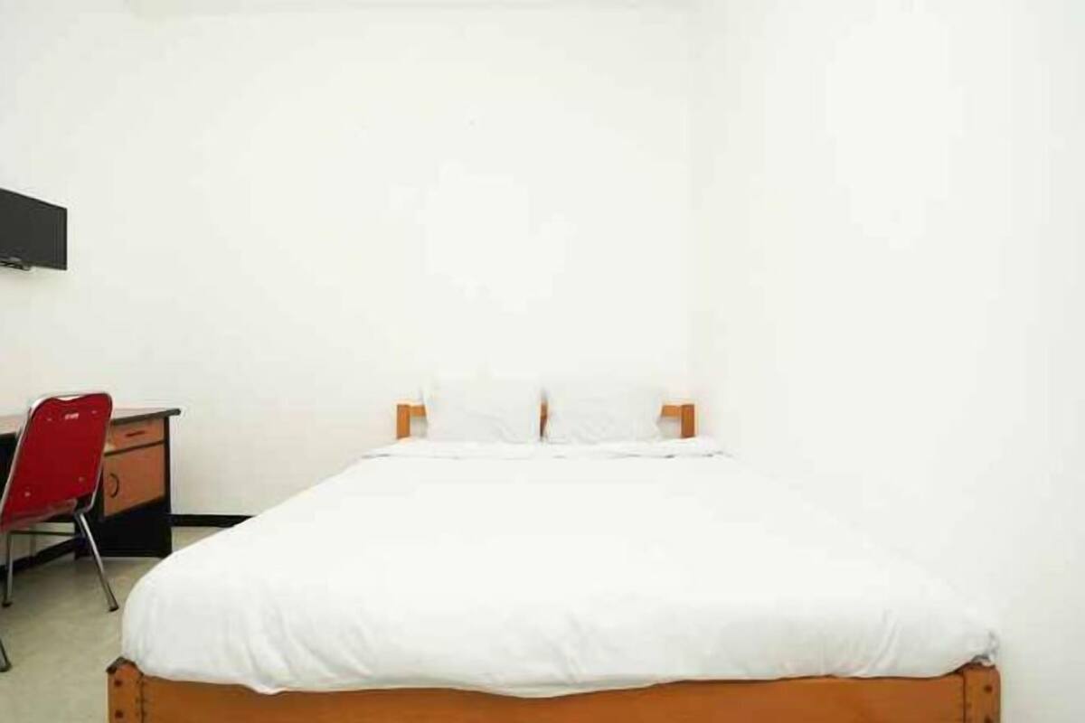 Escritorio, wifi gratis y ropa de cama